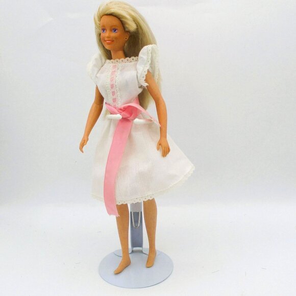 1987 Hasbro Maxi Doll Blonde Hair Striking Blue Eyes Redressed In White Dress Wi - Picture 3 of 6